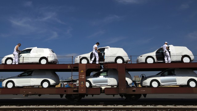 Marktführer VW registriert ein Verkaufsminus von 4,4%: Arbeiter entladen einen Zugwaggon in Koper, 