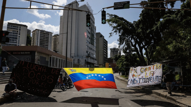 Chaos in Caracas: Oppositionelle blockieren Strassen während einer Demonstration in Venezuelas Haup