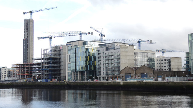 In Dublin dominieren Kräne und sich noch im Bau befindende Bürohochhäuser das Stadtbild. 