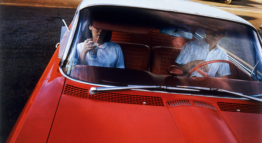 William Eggleston, Serie Los Alamos, 1965–68. Drive-in couple. Dye-transfer, 40.5 × 50.5 cm