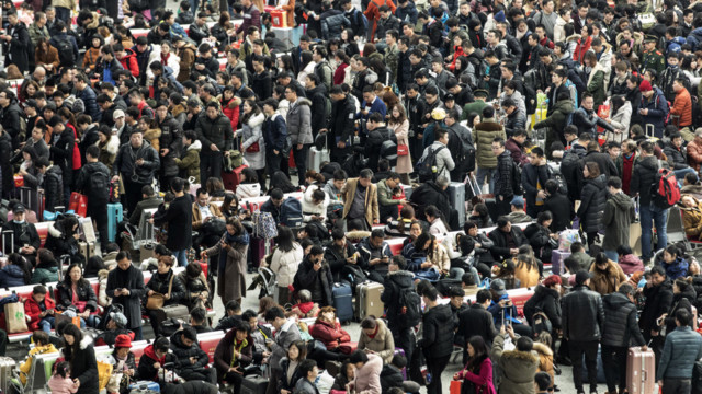 Reisende warten am Montag in der Halle des Hongqiao Bahnhofs in Shanghai. 