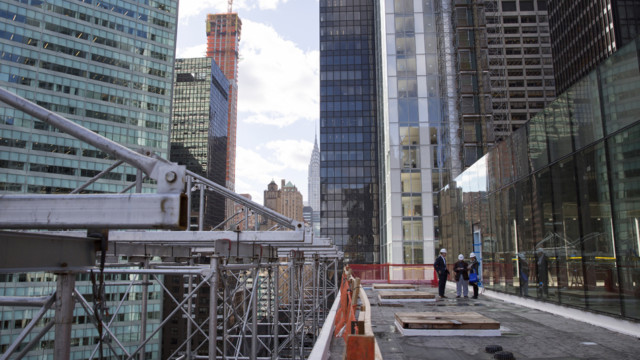 Das gigantische Immobilienprojekt Hudson Yards lockt Unternehmen dank moderner Büroflächen aus Mid