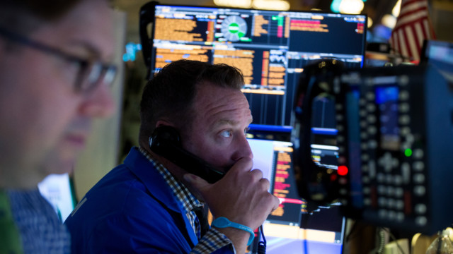 Händler an der New York Stock Exchange: Auch im neuen Jahr geht es an den Weltbörsen ruppig zu.