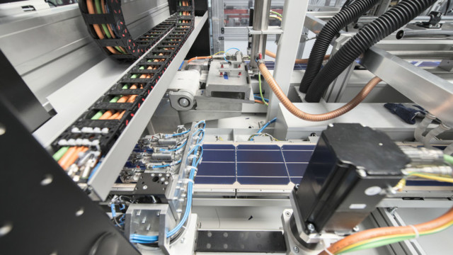 Eine Maschine transportiert Solarwafers der Meyer Burger AG, aufgenommen in Gwatt. 