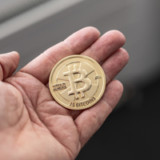 Bitcoin steht nach heftigem Auf und Ab bei knapp 8000 $
