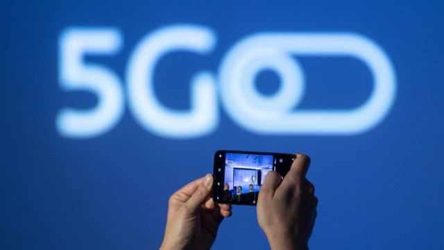 Mit dem 4G-Handy das 5G-Logo fotografieren: Der neue Mobilfunkstandard startet bald.